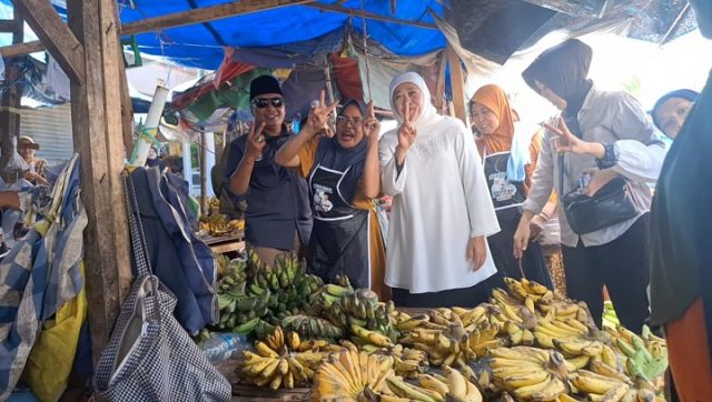 Blusukan ke Pasar Tradisional Situbondo, Khofifah Janjikan Pendampingan Literasi Digital