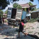 Diduga Rem Blong, Truk Kontener di Lamongan Tabrak Bangunan di Jalan Raya Deandles