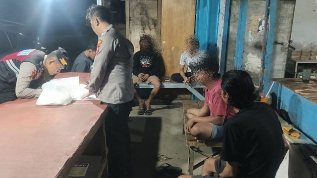 Pesta Miras Oplosan di Lapak Pasar, Empat Pemuda Situbondo Diamankan Polisi