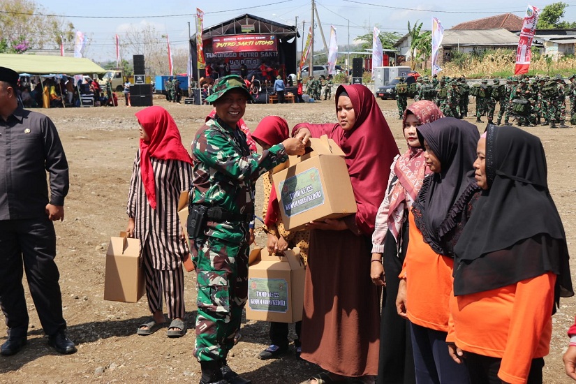 Dansatgas TMMD ke 122 Kodim 0809/Kediri Berikan Paket Sembako untuk Warga