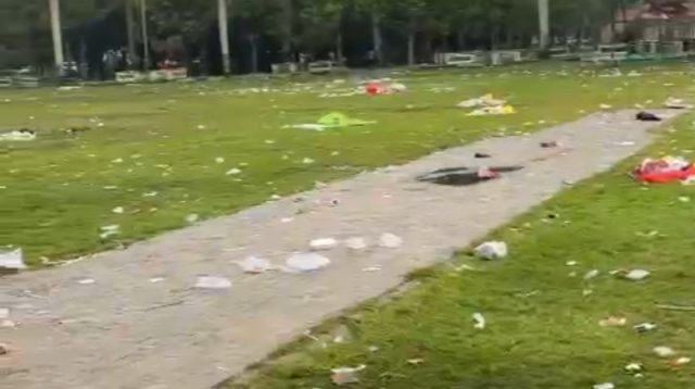 Kampanye Akbar Paslon 02 Sisakan Banyak Sampah di Alun-alun RBA Ki Ronggo Bondowoso 