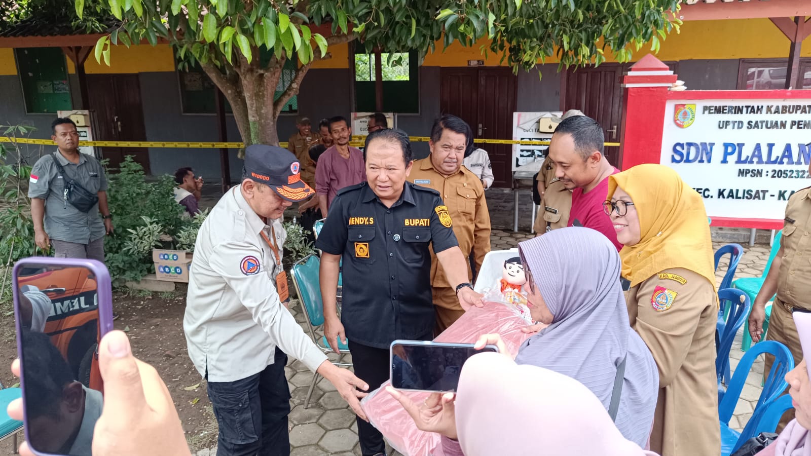 Atap Sekolah Ambruk, Siswa Belajar di Bawah Tenda Darurat, Bupati: Sudah Masuk Rencana Anggaran Perbaikan