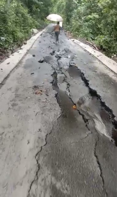 Jalan Pantai Bandealit Jember Rusak Parah Akibat Banjir dan Longsor