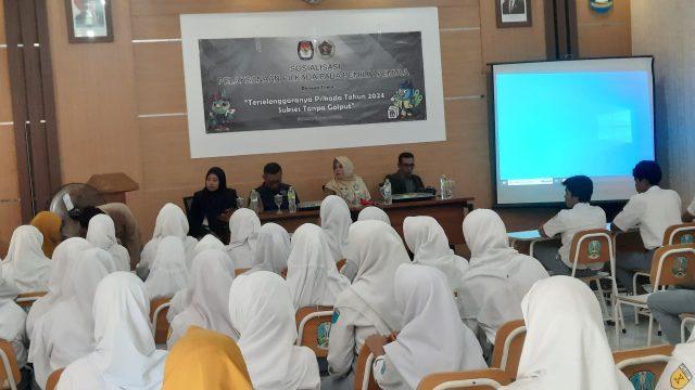 Gandeng PWI, KPU Gelar Sosialisasi Pemilih Pemula di SMKN 1 Kendit Situbondo