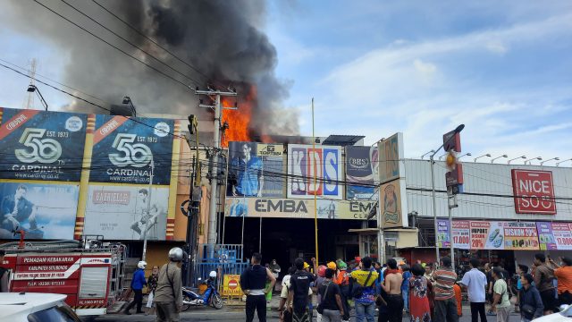 Toko Pusat Busana Dan Swalayan KDS Situbondo Hangus Terbakar