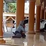 Jelang Salat Jumat, Mobil Expander Putih Masuk Teras Masjid di Jember