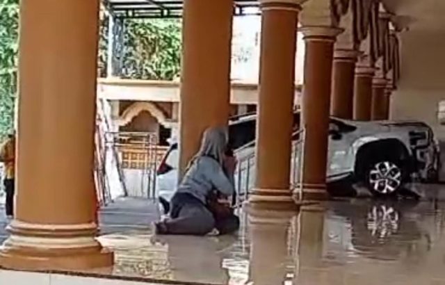 Jelang Salat Jumat, Mobil Expander Putih Masuk Teras Masjid di Jember