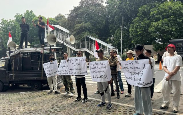 Datangi KPK, Puluhan Warga Situbondo Desak Calon Bupati Petahana Karna Suswandi Ditangkap