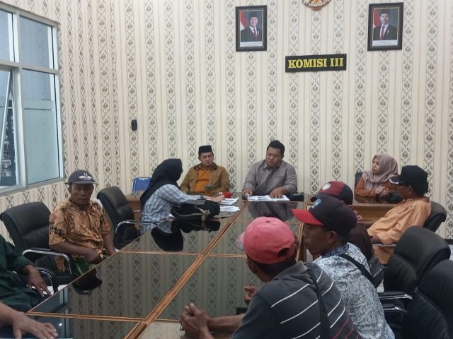 Akses Jalan untuk Melaut Ditutup, Puluhan Nelayan Wadul DPRD Situbondo