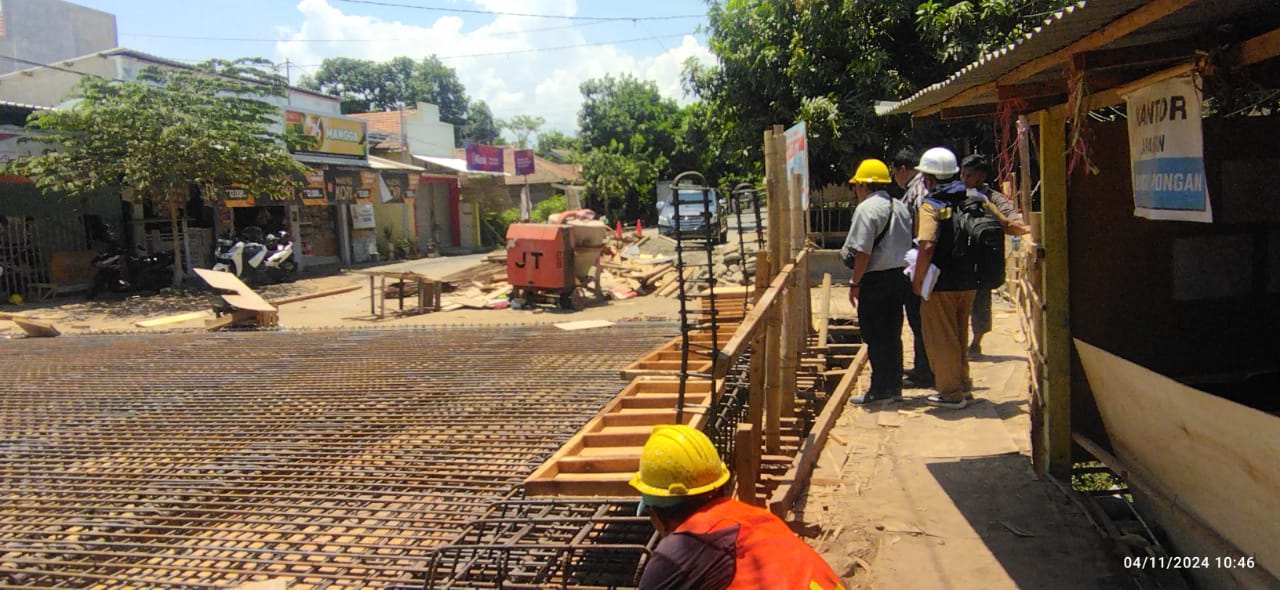 Dikeluhkan Warga, Komisi III DPRD Situbondo Sidak Pengerjaan Proyek Jembatan 