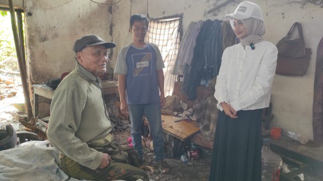 Datangi Warga yang Tinggal di Rumah Tak Layak Huni, Calon Wali Kota Kediri Vinanda Terenyuh