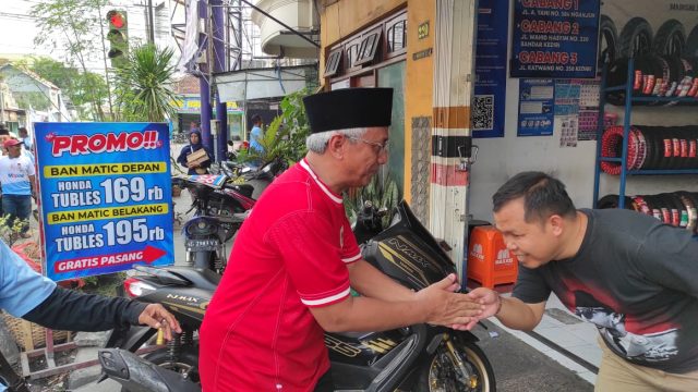 Bawa Makan Siang Gratis, Gus Qowim Sapa Warga Bandar Kidul Kediri