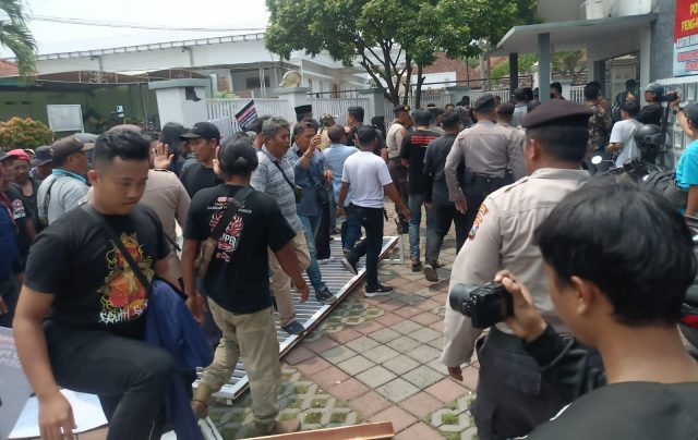 Unjuk Rasa Ricuh Robohkan Pagar Bawaslu Jember, Tuntut Oknum Panwascam Dipecat