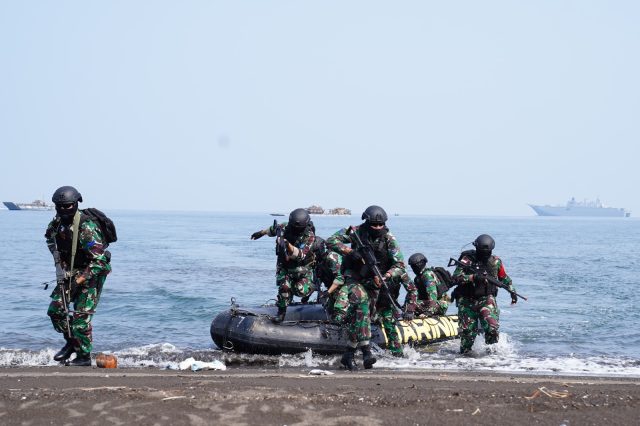 Pasukan Gabungan TNI-ADF Laksanakan Operasi Amfibi di Pantai Banongan Situbondo