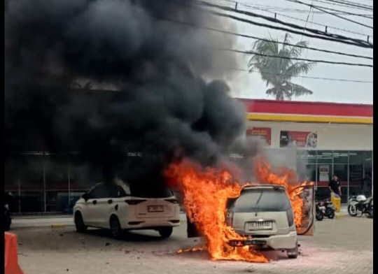 Mobil Terbakar di Depan Alfamart Situbondo, Pemilik Alami Luka Bakar Serius