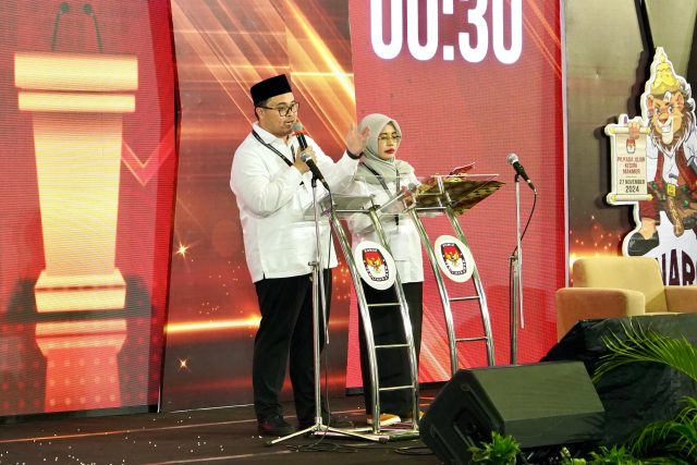 Mas Dhito Kenakan Sepatu Produk UMKM Wates di Debat Publik