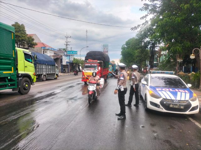 Parkir Liar di Jalan Panglima Sudirman, Satlantas Polres Lamongan Tindak Kendaraan Melanggar