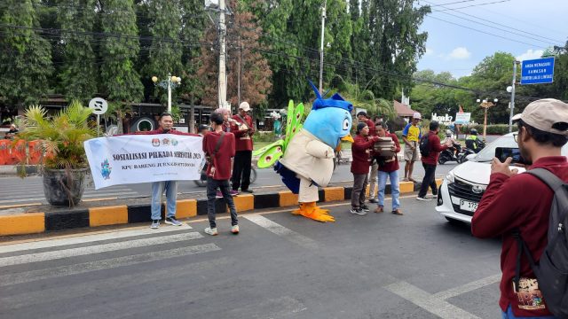 Puluhan Wartawan Situbondo Sosialisasi Pilkada Serentak di Jalur Pantura 