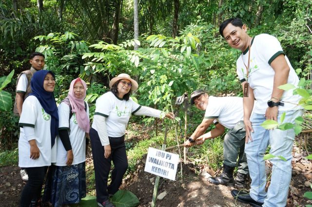 Peduli Lingkungan, Pemkot Kediri Bersama PLN dan Perhutani Tanam Pohon