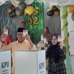 Didampingi Istri dan Ibunya, Cabup Situbondo Rio Nyoblos di TPS 02 Desa Tribungan 