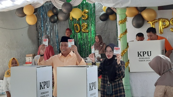 Didampingi Istri dan Ibunya, Cabup Situbondo Rio Nyoblos di TPS 02 Desa Tribungan 