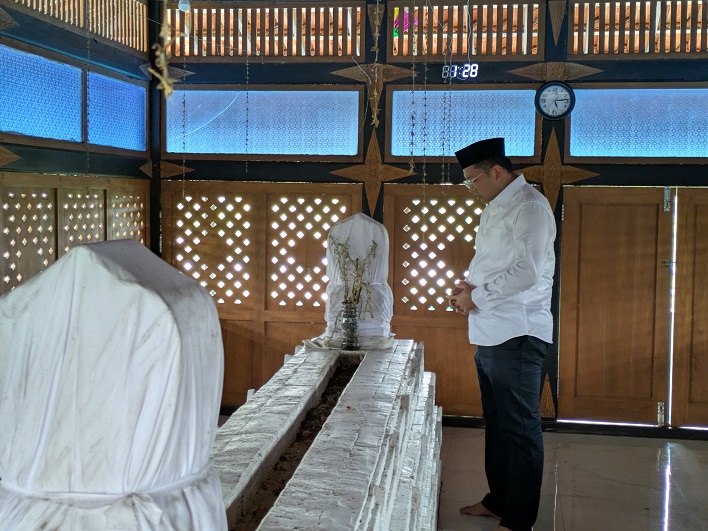 Isi Masa Tenang, Cawagub Jatim Lukmanul Hakim ke Lamongan Ziarah di Makam Orang Tuanya