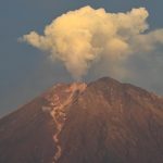 Gunung Semeru Lumajang Beberapa Kali Erupsi Disertai Letusan Hingga 1 Km