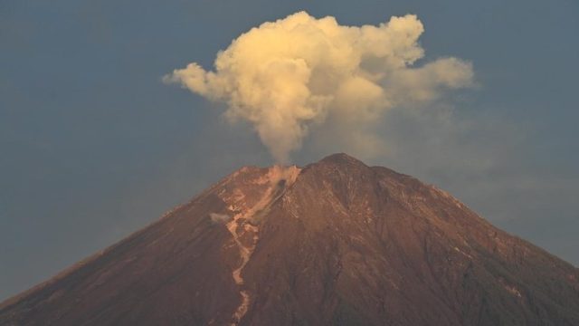 Gunung Semeru Lumajang Beberapa Kali Erupsi Disertai Letusan Hingga 1 Km