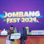 PJ Bupati Jombang Serahkan Santunan Pada Keluarga Petani Tembakau di Acara Jombang Fest