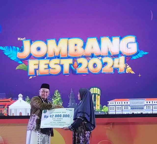 PJ Bupati Jombang Serahkan Santunan Pada Keluarga Petani Tembakau di Acara Jombang Fest