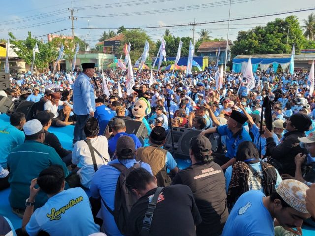 Ribuan Pendukung Paslon Karunia, Padati Lapangan Kapongan Situbondo 