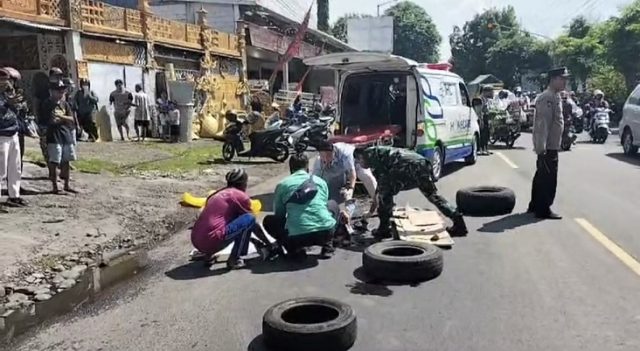 Pegawai Konter HP di Jember Meninggal Tertabrak Truk Muatan Kayu