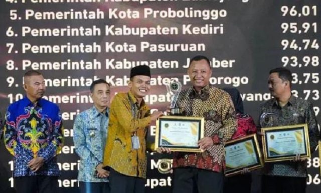 Pemkab Kediri Terima Penghargaan Terbaik Keterbukaan Informasi Publik