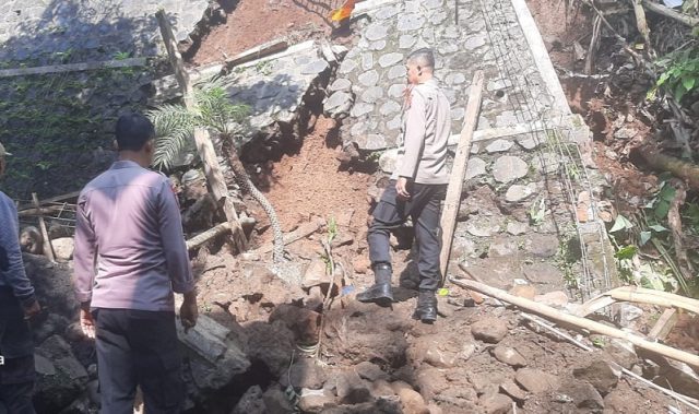 Terkubur Material Longsor di Situbondo, Tukang Bangunan Meninggal Dua Temannya Selamat 