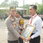 Polres Nganjuk Gelar Upacara Kenaikan Pangkat dan Pemberian Penghargaan Anggota Berprestasi