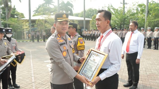 Polres Nganjuk Gelar Upacara Kenaikan Pangkat dan Pemberian Penghargaan Anggota Berprestasi