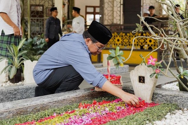  Libur Kampanye, Pramono Anung Ziarah ke Makam Gus Dur di Jombang