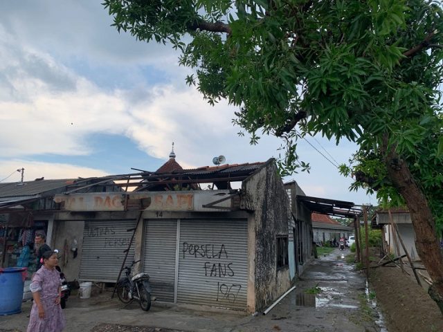 Hujan Disertai Angin Kencang Rumah dan Pasar di Desa Puter, Lamongan Porak Poranda