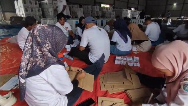 Sebelum Didistribusikan, KPU Lamongan Setting Packing Surat Suara Pilkada