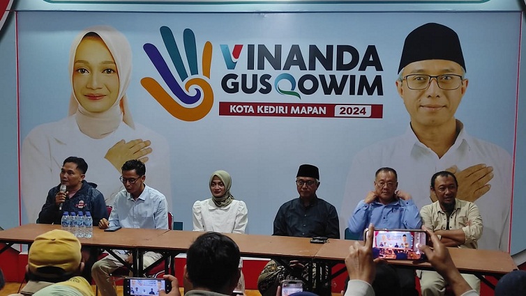 Usai Unggul dalam Real Count Pilwali Kota Kediri, Paslon Vinanda-Gus Qowim Konferensi Pers