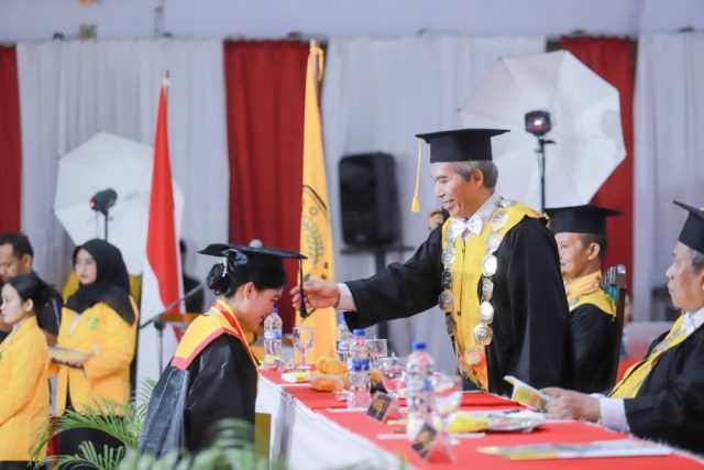 Bupati Sampaikan Pesan Berharga kepada Wisudawan dan Wisudawati Universitas Moch Sroedji