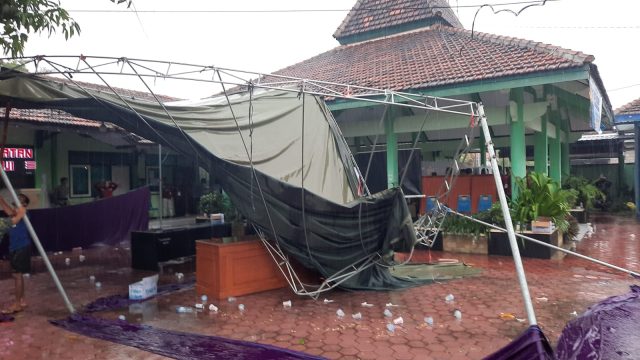 Tenda PPK di Situbondo Ambruk Saat Rekapitulasi Penghitungan Suara Pilkada 