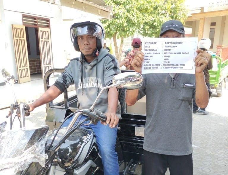 Gunakan DBHCHT, Pemkab Jombang Salurkan Bantuan Kendaraan Roda Tiga untuk Petani Tembakau