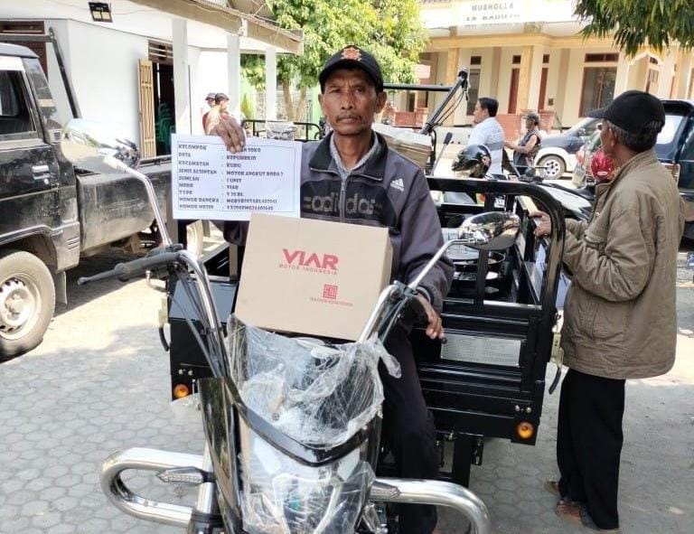 Gunakan DBHCHT, Pemkab Jombang Beri Bantuan Poktan Soko Angkutan Tiga Roda