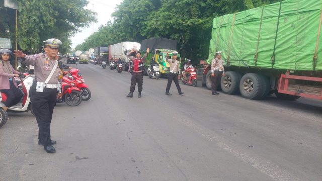 Perbaikan Rel KA, Polres Lamongan Atasi Kemacetan di Jalur Lamongan – Gresik