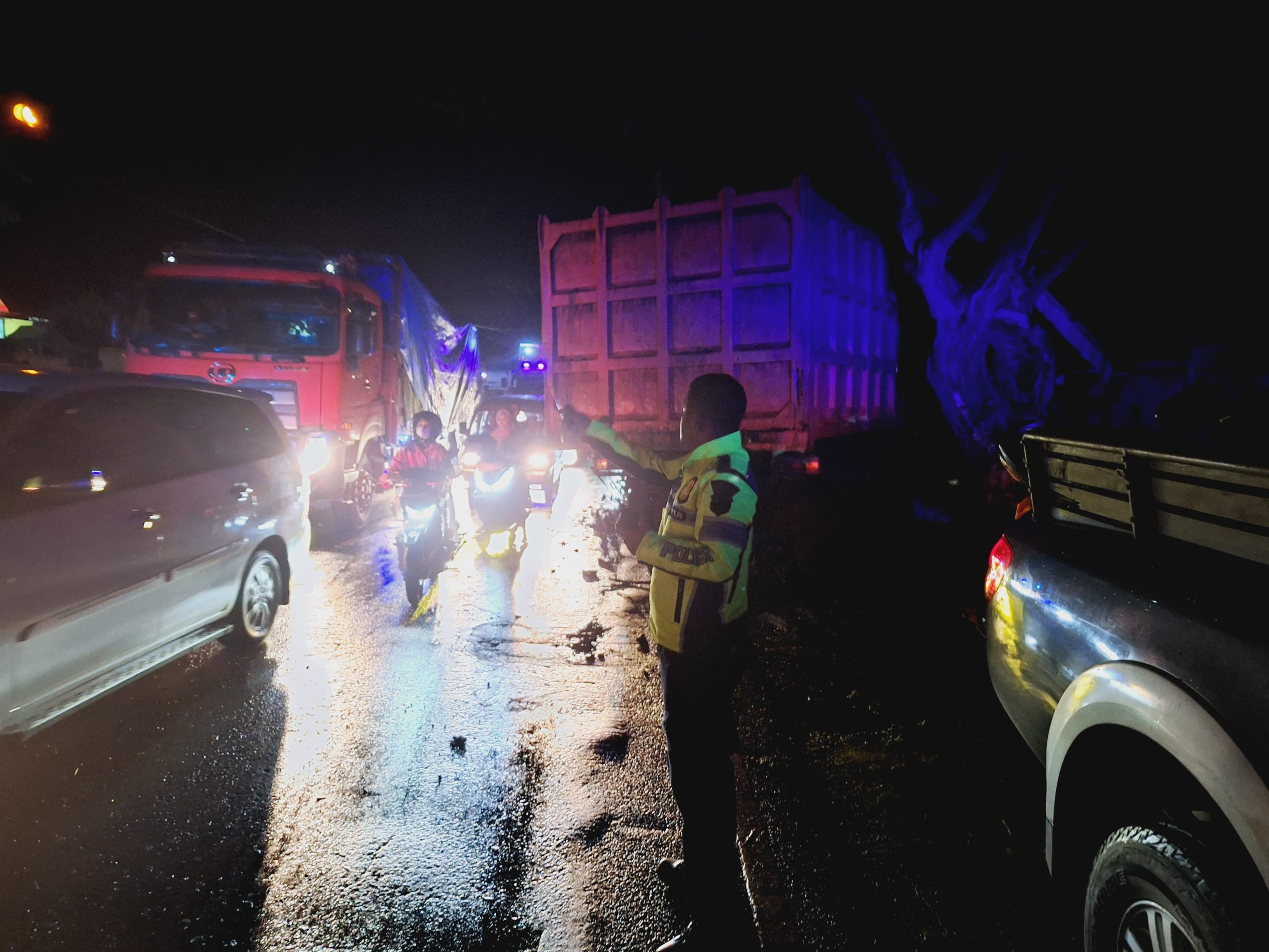 Kecelakaan di Lamongan, Dua Pengendara Motor Alami Luka-luka Setelah Dihantam Truk Tronton