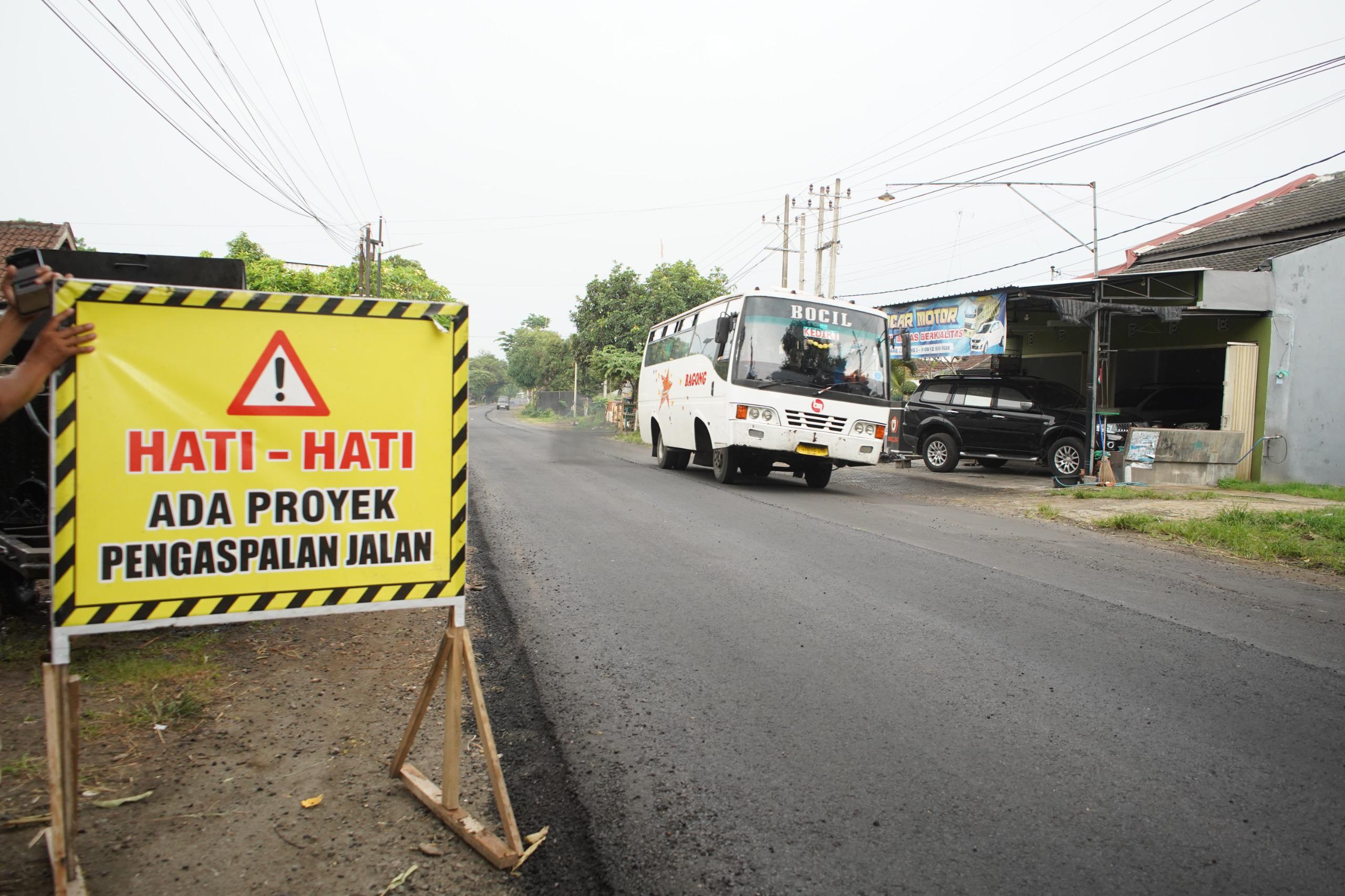 Respon Cepat Aduan Warga, Ruas Jalan Pare-Kandangan Langsung Diaspal