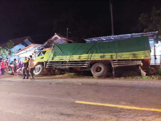 Sopir Pusing, Sebuah Truck Fuso Tabrak Rumah Warga di Jalur Pantura Situbondo 