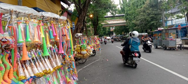 Mulai Bermunculan Pedagang Terompet di Lamongan Jelang Tahun Baru 2025