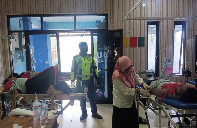 Mobil Rombongan SMAN 1 Panji Situbondo Terguling, Belasan Siswa Terluka 